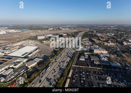 Vista aerea dell'autostrada 405 e lunga spiaggia piste aeroportuali nella Contea di Los Angeles, California. Foto Stock