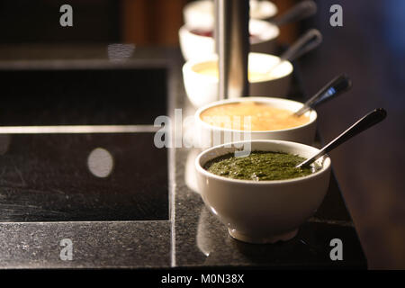 Fotografia di cibo di una linea di casa salse fatte in ciotole per un arrosto cena e include salsa alla menta apple senape e cranberry con sfocatura sullo sfondo Foto Stock