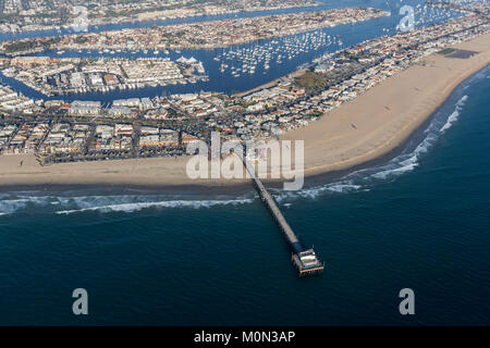 Vista aerea di Newport Beach pier, case, la spiaggia e il porto di Orange County, California. Foto Stock