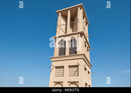 Classica torre eolica per il raffreddamento nella vecchia Dubai Emirati Arabi Uniti Foto Stock
