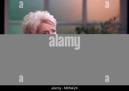 L'attrice Emma Thompson, presidente di Helen Bamber Foundation, durante una visita a Inverleith House, Edimburgo, dove ha raccolto una donazione a favore dei diritti umani la carità per &Acirc;&pound;500.000 dal popolo della lotteria cap. Foto Stock