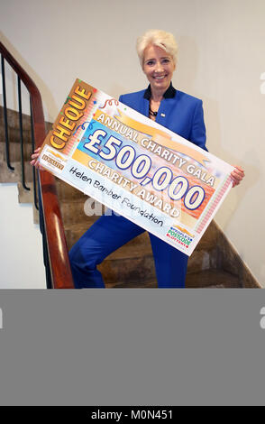 L'attrice Emma Thompson, presidente di Helen Bamber Foundation, durante una visita a Inverleith House, Edimburgo, dove ha raccolto una donazione a favore dei diritti umani la carità per &Acirc;&pound;500.000 dal popolo della lotteria cap. Foto Stock