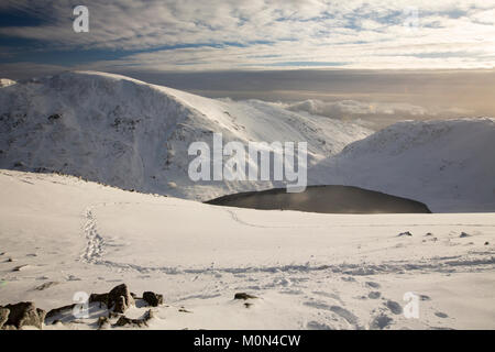 Guardando attraverso Grisedale Tarn a Fairfield da Dollywagon Pike nel distretto del lago, UK. Foto Stock