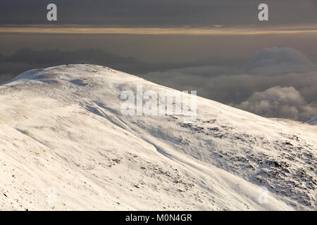 Cercando di fronte al Fairfield da Dollywagon Pike nel distretto del lago, UK. Foto Stock