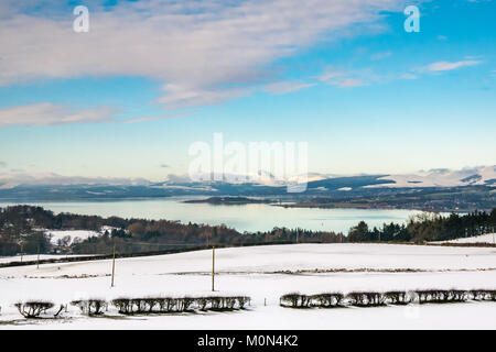 Scena invernale del fiume Clyde a Gare Loch dalla collina sopra Langbank, con montagne coperte di neve, cielo blu e acque calme, Strathclyde, Scozia, Regno Unito Foto Stock