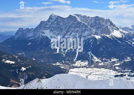 Vista montagna Zugspitze e Ehrwald in inverno. Austria, Germania Foto Stock