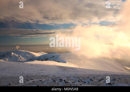 Cercando di fronte al Fairfield e Dollywagon Pike da Helvellyn nel distretto del lago, UK. Foto Stock