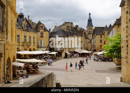 Sarlat, Francia - 28 Giugno 2013: passeggiate turistiche nel centro storico della città vecchia. Dal 2002, la città vecchia di Sarlat incluso nell'UNESCO timido Li Foto Stock