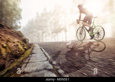 Bicicletta da corsa su una strada forestale Foto Stock