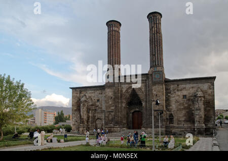 Erzurum, Turchia - Agosto 16, 2008: Persone presso Twin minareto Madrasa. Costruito come una scuola teologica a pochi anni prima del 1265, prende il suo nome da t Foto Stock