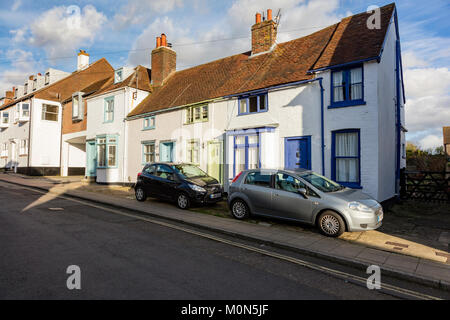 Macchine parcheggiate davanti attraente cottage a Peschici, Hampshire, Regno Unito Foto Stock