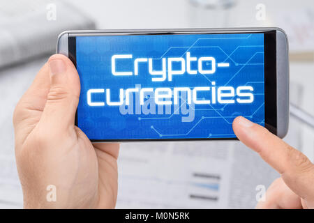 Smartphone con il testo Cryptocurrencies sul display Foto Stock