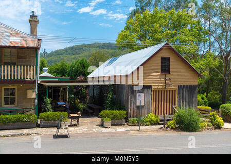 Wollombi, NSW, Australia - 18 Dicembre 2017 : vista strada del centro storico villaggio di Wollombi, nella Hunter regione del New South Wales, Australia. Foto Stock