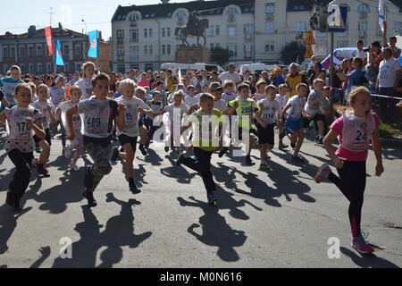 Ryazan, Russia - 27 Settembre 2015: Bambini competere sulla distanza 1000 m durante il All-Russian acceso giorno. È la più imponente manifestazione in Russi Foto Stock