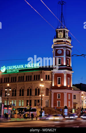 San Pietroburgo, Russia - Agosto 18, 2015: vista notturna della città torre della Duma a Nevsky avenue. Costruito nel 1799-1804 dalla progettazione di Giacomo Ferrari come il fuoco Foto Stock