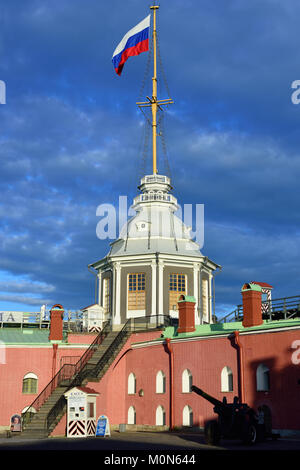 San Pietroburgo, Russia - 11 gennaio 2015: Bandiera della Russia sulla torre di Flagstaff Naryshkin del Bastione di San Pietro e Paolo Rocca. La torre fu er Foto Stock