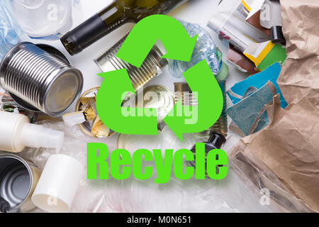 Rifiuti giace sul tavolo bianco Foto Stock