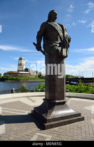 Vyborg, l'oblast di Leningrado, Russia - Giugno 06, 2015: Monumento a admiral conte Fyodor Apraksin contro il Vyborg castello. Il monumento è stato eretto nel 2010 Foto Stock