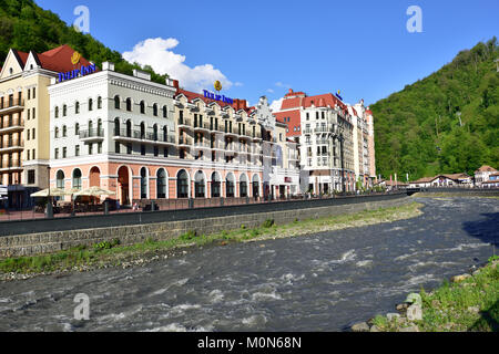 Sochi, Russia - 18 Maggio 2015: Persone in Rosa Khutor ski resort. Costruito nel 2003-2014, è il solo resort in Russia che ospita sia in estate che in inverno Foto Stock