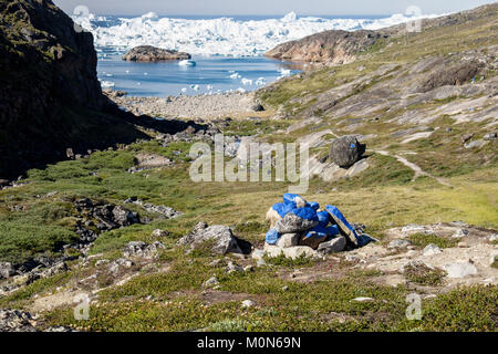 Pietre dipinte di marcatura sentiero blu escursione a Isoloni Bakke avvicinando Ilulissat icebergs o Kangia fjord con enormi iceberg. Ilulissat Tourist Nature Groenlandia Foto Stock