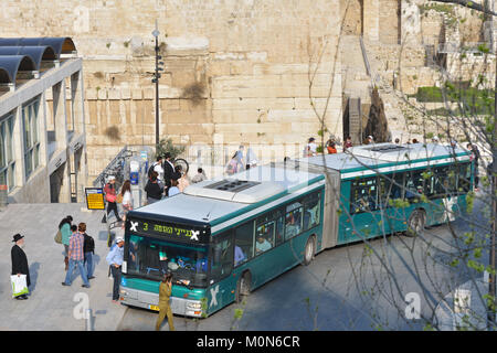 Gerusalemme, Israele - 20 Marzo 2014: la gente sul bus stop il Muro occidentale nella città vecchia. La città vecchia è elencato come patrimonio mondiale dell'UNESCO sinc Foto Stock