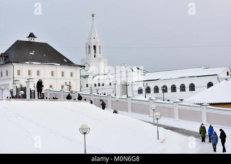 Kazan, Russia - Gennaio 4, 2015: turisti nel Cremlino di Kazan in un giorno d'inverno. Torre bianca sul retro è Spasskaya torre costruita nel 1556-1562 Foto Stock