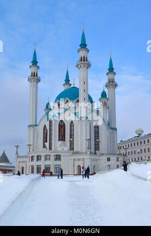 Kazan, Russia - 4 Gennaio 2015: Le persone sotto la Qol Sharif moschea nel Cremlino di Kazan. È stato costruito nel 1996-2005 in memoria del leggendario xvi centur Foto Stock