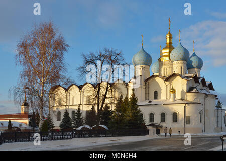 Kazan, Russia - 4 Gennaio 2015: Le persone sotto la cattedrale dell'Annunciazione del Cremlino di Kazan'. Costruito nel 1555-1562, è elencato federale herit culturale Foto Stock