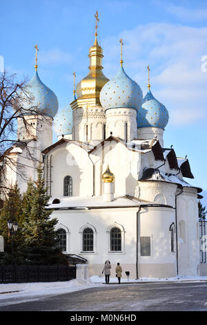 Kazan, Russia - 4 Gennaio 2015: Le persone sotto la cattedrale dell'Annunciazione del Cremlino di Kazan'. Costruito nel 1555-1562, è elencato federale herit culturale Foto Stock