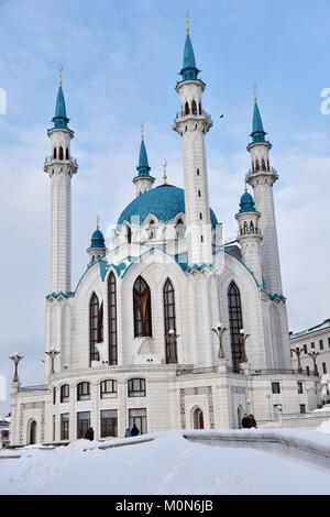 Kazan, Russia - 4 Gennaio 2015: Le persone sotto la Qol Sharif moschea nel Cremlino di Kazan. È stato costruito nel 1996-2005 in memoria del leggendario xvi centur Foto Stock