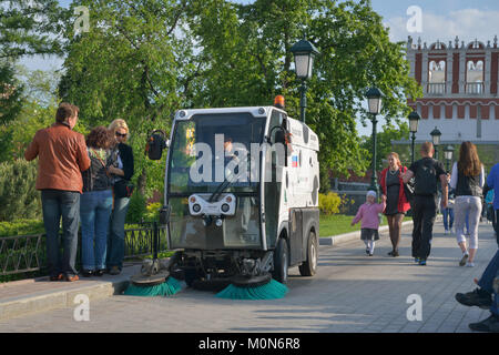 Mosca, Russia - 17 Maggio 2014: Street Sweeper nel giardino di Alexander. Circa 6.000 vuoto street pulitori a lavorare nella parte centrale di Mosca Foto Stock