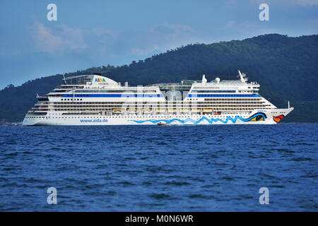 Marmaris, Turchia - 15 Maggio 2014: nave da crociera AIDAdiva uscire dalla baia di Marmaris. Navi AIDA per soddisfare il mercato di lingua tedesca e ha 94% di avera Foto Stock