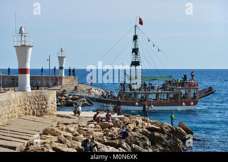 Antalya, Turchia - Marzo 26, 2014: Viaggio barca con i turisti che entrano in porto. Gita in barca è incantevole le attività per il tempo libero per migliaia di turisti Foto Stock