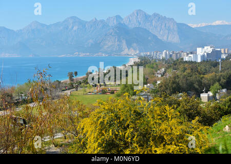 Antalya, Turchia - Marzo 27, 2014: Cityscape di Antalya e spiaggia di Konyaalti. In 2012, Antalya è diventata la terza città più visitata al mondo per numero Foto Stock