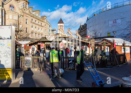 I driver di consegna prendere barili di birra al bar con slitta in basso sole invernale nel mercato di Natale, Sheffield, Regno Unito Foto Stock