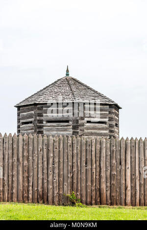 Un ottagonale il blocchetto in legno house sorge al di sopra della sommità appuntita fortificazione di legno che circonda Fort George in Niagara sul Lago Ontario, Canada. Foto Stock