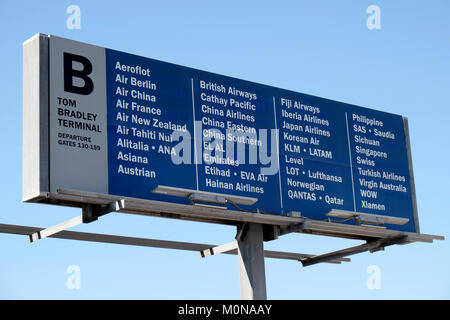 Elenco delle compagnie aeree che operano a Tom Bradley Terminal B dell'aeroporto di Los Angeles in Los Angeles, California USA KATHY DEWITT Foto Stock