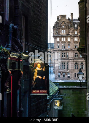 Segni di pub per Jinglin Geordie e Halfway House pub nel vicolo buio, Fleshmarket Close, Edimburgo, Scozia, con Balmoral Hotel in background Foto Stock