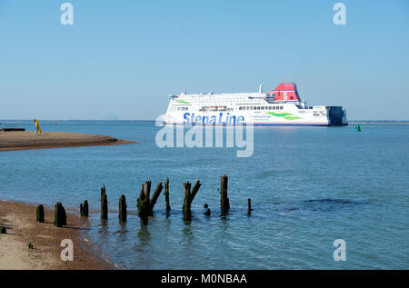 La Stena Line RoPax (roll-on/roll-off/alloggio passeggeri), traghetto Stena Brittanica si discosta dal Harwich in rotta per il gancio di Olanda, Felixstow Foto Stock