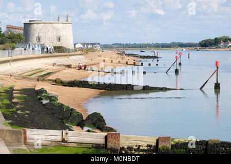 Martello Tower convertito in una casa privata a Felixstowe Ferry, fiume Deben estuario, Felixstowe, England, Regno Unito Foto Stock