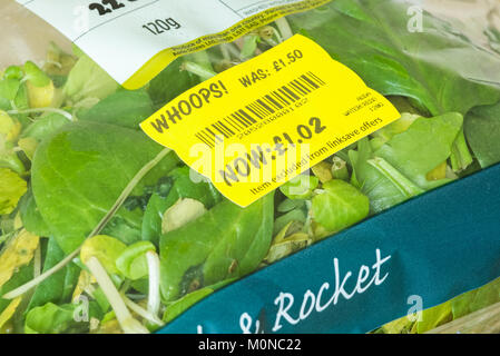 Prezzo ridotto adesivo sul lavato e pre pranzo crescione e rucola nel supermercato Asda. Regno Unito Foto Stock