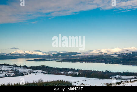 Scena invernale del fiume Clyde a Gare Loch dalla collina sopra Langbank, con montagne coperte di neve, cielo blu e acque calme, Strathclyde, Scozia, Regno Unito Foto Stock