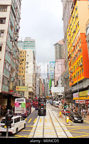 HONG KONG - Maggio 15, 2014: persone non identificate sono a piedi lungo la strada di Hong Kong Foto Stock