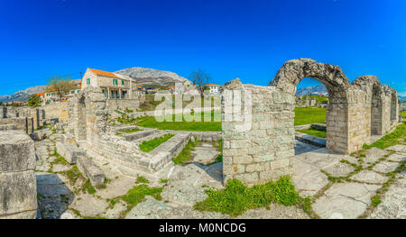 Panorama del paesaggio pittoresco in Salona, rovine romane nella regione di Dalmazia, Croazia. Foto Stock