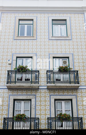 Antica e tipica casa di Lisbona con il fronte esterno coperti di tegole di Lisbona, Portogallo Foto Stock
