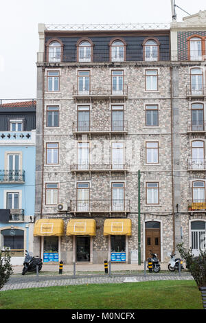 Tall vecchio edificio piastrellato a Lisbona Portogallo con cafè e pasteleria al piano terra Foto Stock