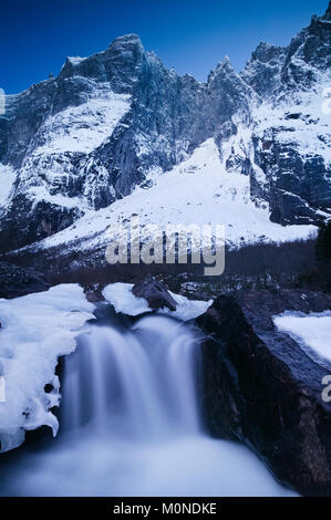 Paesaggio Di Inverno in Valle Romsdalen, Møre og Romsdal, Norvegia. Sullo sfondo sono i 3000 piedi verticale Parete Troll e i picchi Trolltindane. Foto Stock