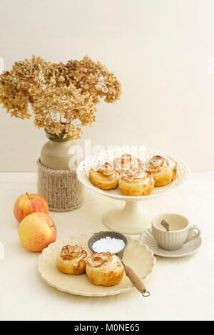 Selbstgebackene kleine Apfel-Tartes mit Rosenmuster Foto Stock