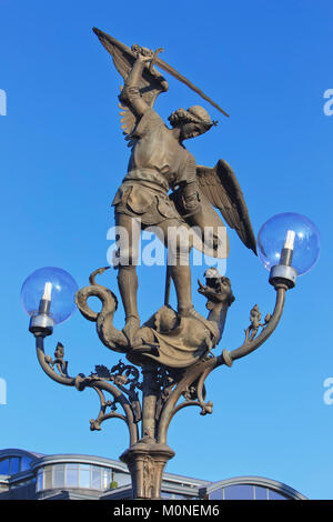 Statua di San Michele Arcangelo che uccide il drago sulla cima di un lampione nel centro di Saint Michael's Bridge a Gand, Belgio Foto Stock