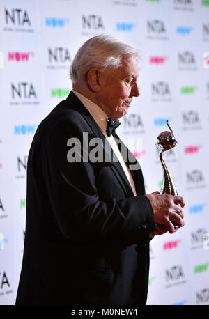 Sir David Attenborough con questo anno di Impact Award per il pianeta blu 2 presso il National Television Awards 2018 tenutasi presso l'O2 Arena, Londra. Stampa foto di associazione. Picture Data: martedì 23 gennaio, 2018. Vedere PA storia SHOWBIZ NTAs. Foto di credito dovrebbe leggere: Matt STANLEY A. CROSSICK/PA FILO Foto Stock